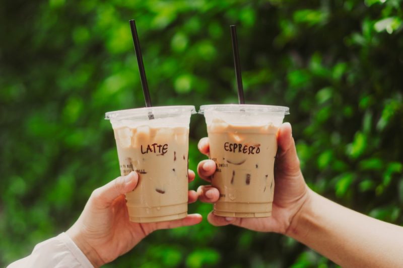 Kopi Kekinian Mulai Ditinggalkan, Generasi Z Kembali ke Jus dan Wedang Jahe – Inilah 3 Alasan Kenapa Minuman 'Sehat dan Hangat' Mengalahkan Es Kopi Susu