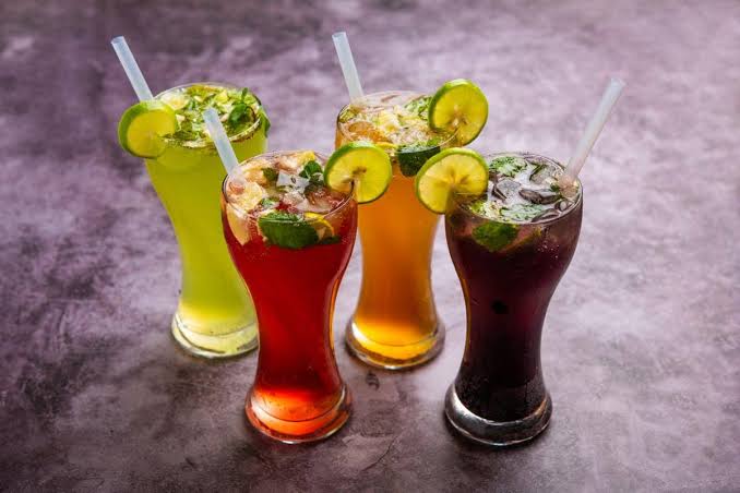 Tren 'Sparkling Botanical Tea', Mocktail Sehat Berbahan Teh Fermentasi dan Ekstrak Bunga yang Lagi Booming!